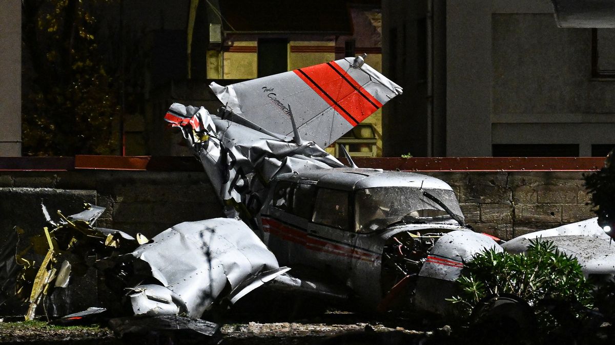 Video: U Paříže spadlo malé letadlo přímo mezi domy